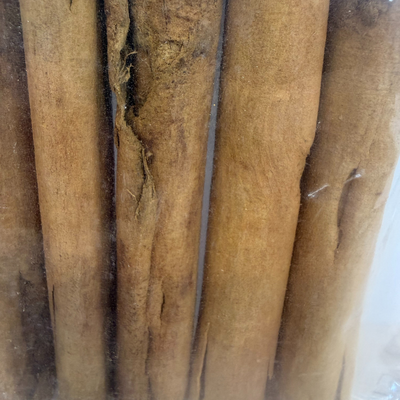 Les Bâtons de Cannelle de l'ile  de la Réunion produit, extrait et préparé par la Maison du Curcuma / Mémé Rivière.