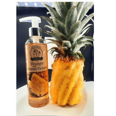 Le vinaigre d'ananas victoria de la Maison du Curcuma né de la collaboration entre la maître Vinaigrier CHAIX et Mémé Rivière